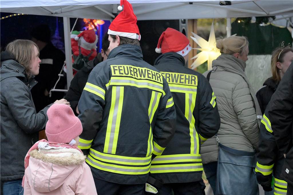 Es ist Cappenbergs einziger Weihnachtsmarkt in diesem Jahr, deshalb sollte er nicht ins Wasser fallen: Der Löschzug Cappenberg der Freiwilligen Feuerwehr hat sich am Samstag (9.12.) schnell auf den Regen eingestellt und einen wetterfesten Adventsmarkt auf die Beine gestellt. So konnten die Besucher die Stände, daas Tannenbaumwerfen und das Essen weitgehend trocken genießen.