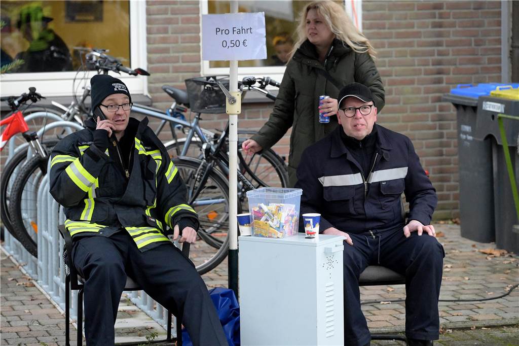 Es ist Cappenbergs einziger Weihnachtsmarkt in diesem Jahr, deshalb sollte er nicht ins Wasser fallen: Der Löschzug Cappenberg der Freiwilligen Feuerwehr hat sich am Samstag (9.12.) schnell auf den Regen eingestellt und einen wetterfesten Adventsmarkt auf die Beine gestellt. So konnten die Besucher die Stände, daas Tannenbaumwerfen und das Essen weitgehend trocken genießen.