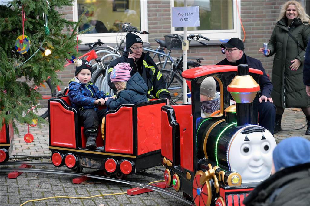 Es ist Cappenbergs einziger Weihnachtsmarkt in diesem Jahr, deshalb sollte er nicht ins Wasser fallen: Der Löschzug Cappenberg der Freiwilligen Feuerwehr hat sich am Samstag (9.12.) schnell auf den Regen eingestellt und einen wetterfesten Adventsmarkt auf die Beine gestellt. So konnten die Besucher die Stände, daas Tannenbaumwerfen und das Essen weitgehend trocken genießen.