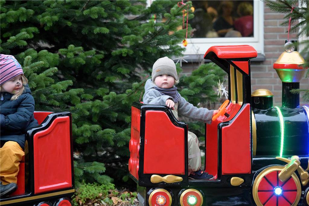 Es ist Cappenbergs einziger Weihnachtsmarkt in diesem Jahr, deshalb sollte er nicht ins Wasser fallen: Der Löschzug Cappenberg der Freiwilligen Feuerwehr hat sich am Samstag (9.12.) schnell auf den Regen eingestellt und einen wetterfesten Adventsmarkt auf die Beine gestellt. So konnten die Besucher die Stände, daas Tannenbaumwerfen und das Essen weitgehend trocken genießen.
