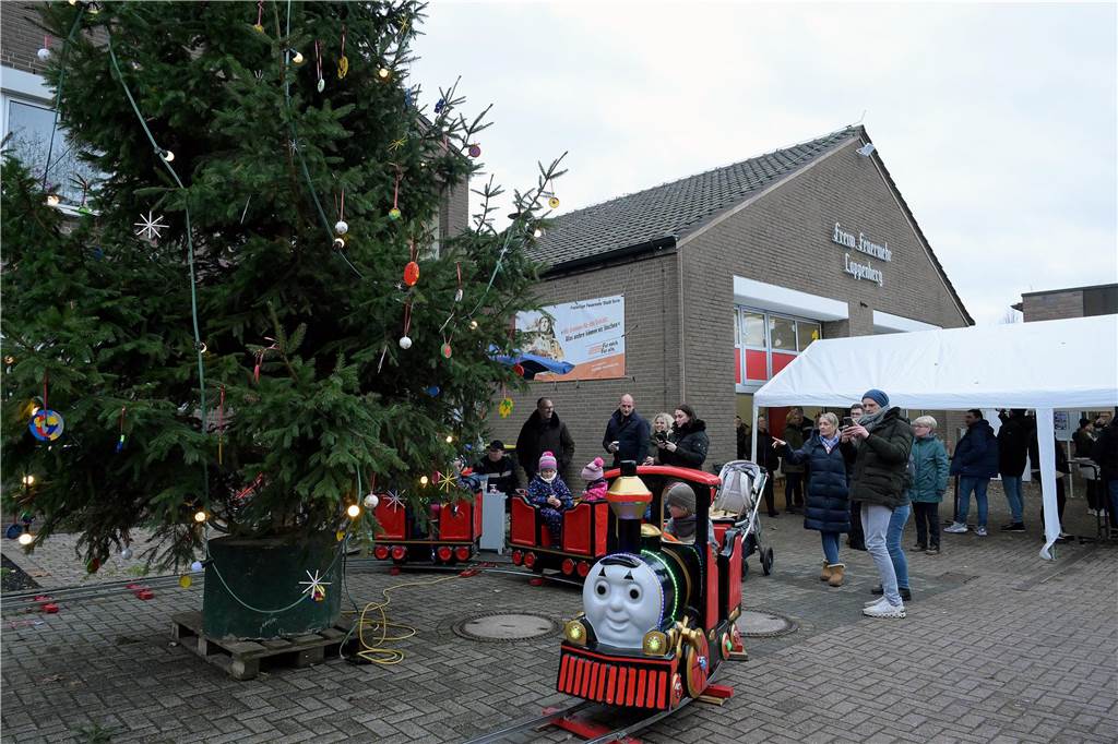 Es ist Cappenbergs einziger Weihnachtsmarkt in diesem Jahr, deshalb sollte er nicht ins Wasser fallen: Der Löschzug Cappenberg der Freiwilligen Feuerwehr hat sich am Samstag (9.12.) schnell auf den Regen eingestellt und einen wetterfesten Adventsmarkt auf die Beine gestellt. So konnten die Besucher die Stände, daas Tannenbaumwerfen und das Essen weitgehend trocken genießen.