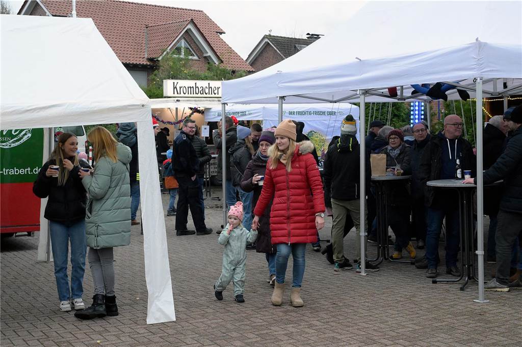 Es ist Cappenbergs einziger Weihnachtsmarkt in diesem Jahr, deshalb sollte er nicht ins Wasser fallen: Der Löschzug Cappenberg der Freiwilligen Feuerwehr hat sich am Samstag (9.12.) schnell auf den Regen eingestellt und einen wetterfesten Adventsmarkt auf die Beine gestellt. So konnten die Besucher die Stände, daas Tannenbaumwerfen und das Essen weitgehend trocken genießen.