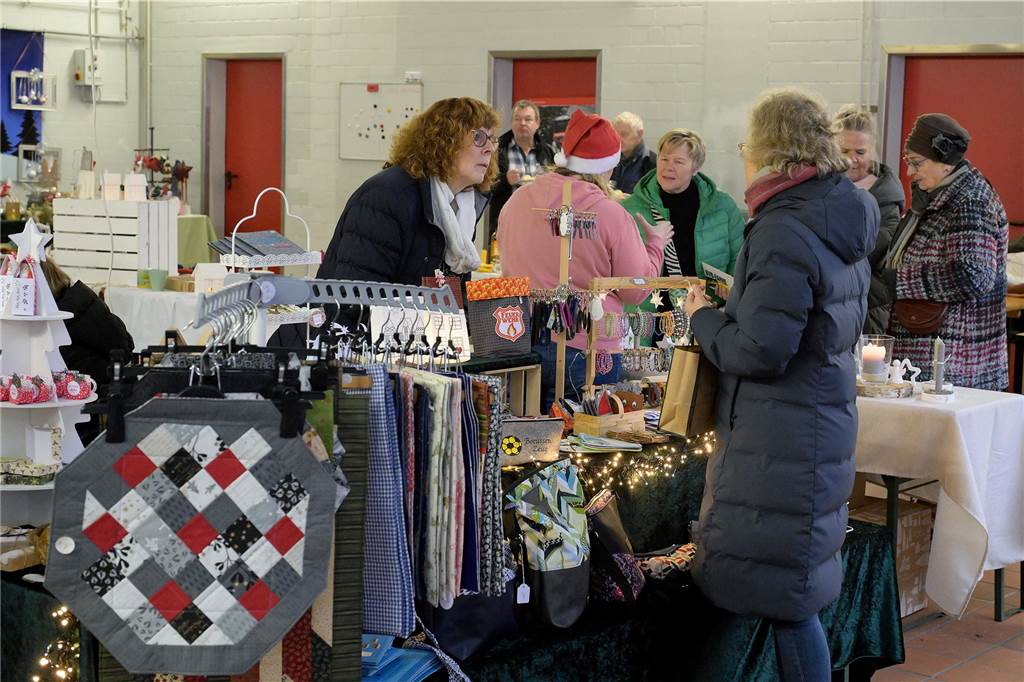 Es ist Cappenbergs einziger Weihnachtsmarkt in diesem Jahr, deshalb sollte er nicht ins Wasser fallen: Der Löschzug Cappenberg der Freiwilligen Feuerwehr hat sich am Samstag (9.12.) schnell auf den Regen eingestellt und einen wetterfesten Adventsmarkt auf die Beine gestellt. So konnten die Besucher die Stände, daas Tannenbaumwerfen und das Essen weitgehend trocken genießen.