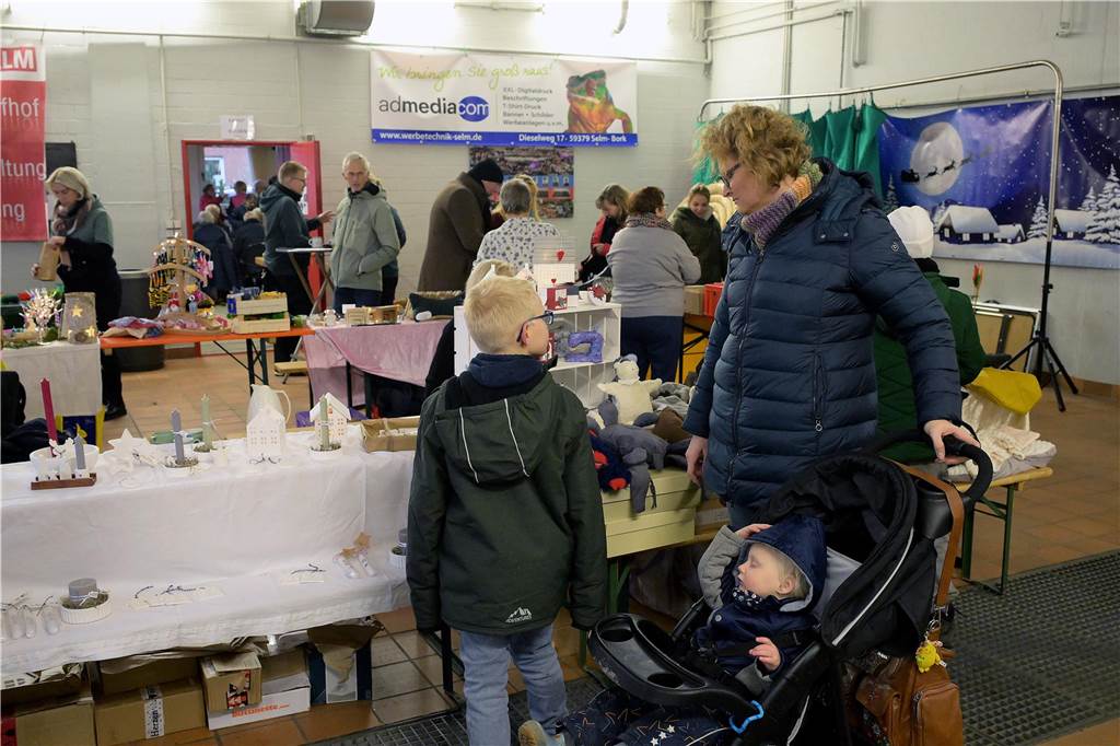 Es ist Cappenbergs einziger Weihnachtsmarkt in diesem Jahr, deshalb sollte er nicht ins Wasser fallen: Der Löschzug Cappenberg der Freiwilligen Feuerwehr hat sich am Samstag (9.12.) schnell auf den Regen eingestellt und einen wetterfesten Adventsmarkt auf die Beine gestellt. So konnten die Besucher die Stände, daas Tannenbaumwerfen und das Essen weitgehend trocken genießen.