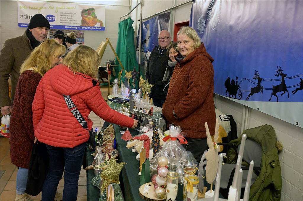 Es ist Cappenbergs einziger Weihnachtsmarkt in diesem Jahr, deshalb sollte er nicht ins Wasser fallen: Der Löschzug Cappenberg der Freiwilligen Feuerwehr hat sich am Samstag (9.12.) schnell auf den Regen eingestellt und einen wetterfesten Adventsmarkt auf die Beine gestellt. So konnten die Besucher die Stände, daas Tannenbaumwerfen und das Essen weitgehend trocken genießen.