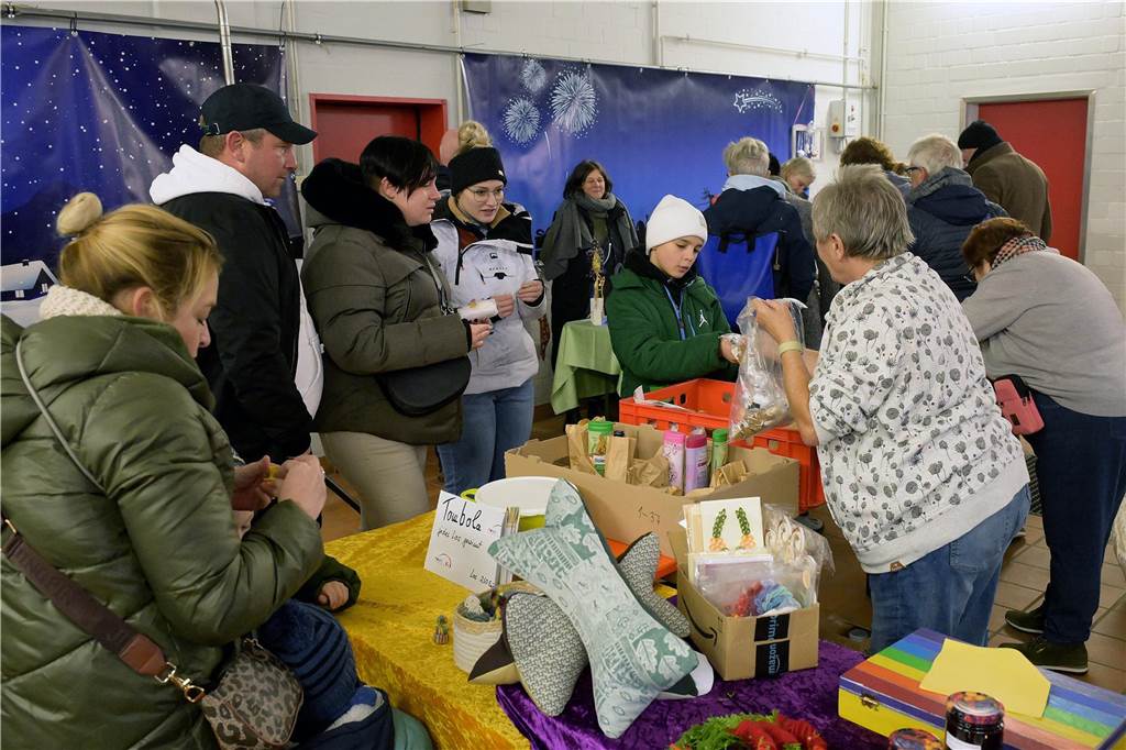 Es ist Cappenbergs einziger Weihnachtsmarkt in diesem Jahr, deshalb sollte er nicht ins Wasser fallen: Der Löschzug Cappenberg der Freiwilligen Feuerwehr hat sich am Samstag (9.12.) schnell auf den Regen eingestellt und einen wetterfesten Adventsmarkt auf die Beine gestellt. So konnten die Besucher die Stände, daas Tannenbaumwerfen und das Essen weitgehend trocken genießen.