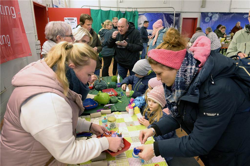 Es ist Cappenbergs einziger Weihnachtsmarkt in diesem Jahr, deshalb sollte er nicht ins Wasser fallen: Der Löschzug Cappenberg der Freiwilligen Feuerwehr hat sich am Samstag (9.12.) schnell auf den Regen eingestellt und einen wetterfesten Adventsmarkt auf die Beine gestellt. So konnten die Besucher die Stände, daas Tannenbaumwerfen und das Essen weitgehend trocken genießen.