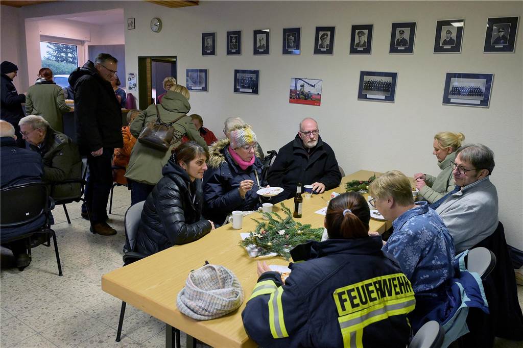 Es ist Cappenbergs einziger Weihnachtsmarkt in diesem Jahr, deshalb sollte er nicht ins Wasser fallen: Der Löschzug Cappenberg der Freiwilligen Feuerwehr hat sich am Samstag (9.12.) schnell auf den Regen eingestellt und einen wetterfesten Adventsmarkt auf die Beine gestellt. So konnten die Besucher die Stände, daas Tannenbaumwerfen und das Essen weitgehend trocken genießen.