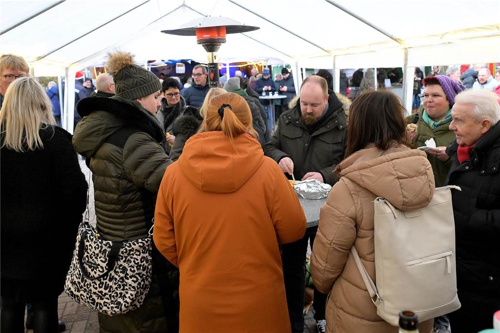 Es ist Cappenbergs einziger Weihnachtsmarkt in diesem Jahr, deshalb sollte er nicht ins Wasser fallen: Der Löschzug Cappenberg der Freiwilligen Feuerwehr hat sich am Samstag (9.12.) schnell auf den Regen eingestellt und einen wetterfesten Adventsmarkt auf die Beine gestellt. So konnten die Besucher die Stände, daas Tannenbaumwerfen und das Essen weitgehend trocken genießen.