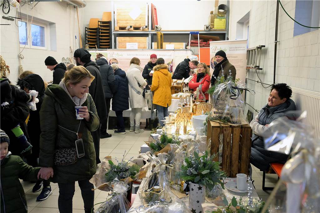 Es ist Cappenbergs einziger Weihnachtsmarkt in diesem Jahr, deshalb sollte er nicht ins Wasser fallen: Der Löschzug Cappenberg der Freiwilligen Feuerwehr hat sich am Samstag (9.12.) schnell auf den Regen eingestellt und einen wetterfesten Adventsmarkt auf die Beine gestellt. So konnten die Besucher die Stände, daas Tannenbaumwerfen und das Essen weitgehend trocken genießen.
