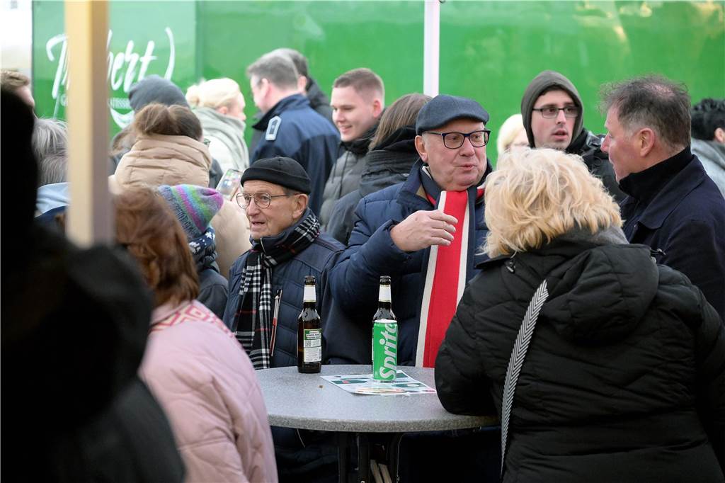 Es ist Cappenbergs einziger Weihnachtsmarkt in diesem Jahr, deshalb sollte er nicht ins Wasser fallen: Der Löschzug Cappenberg der Freiwilligen Feuerwehr hat sich am Samstag (9.12.) schnell auf den Regen eingestellt und einen wetterfesten Adventsmarkt auf die Beine gestellt. So konnten die Besucher die Stände, daas Tannenbaumwerfen und das Essen weitgehend trocken genießen.