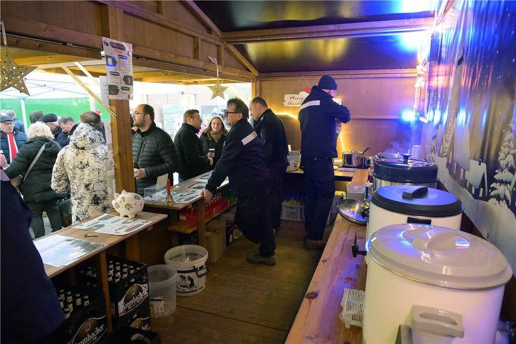 Es ist Cappenbergs einziger Weihnachtsmarkt in diesem Jahr, deshalb sollte er nicht ins Wasser fallen: Der Löschzug Cappenberg der Freiwilligen Feuerwehr hat sich am Samstag (9.12.) schnell auf den Regen eingestellt und einen wetterfesten Adventsmarkt auf die Beine gestellt. So konnten die Besucher die Stände, daas Tannenbaumwerfen und das Essen weitgehend trocken genießen.