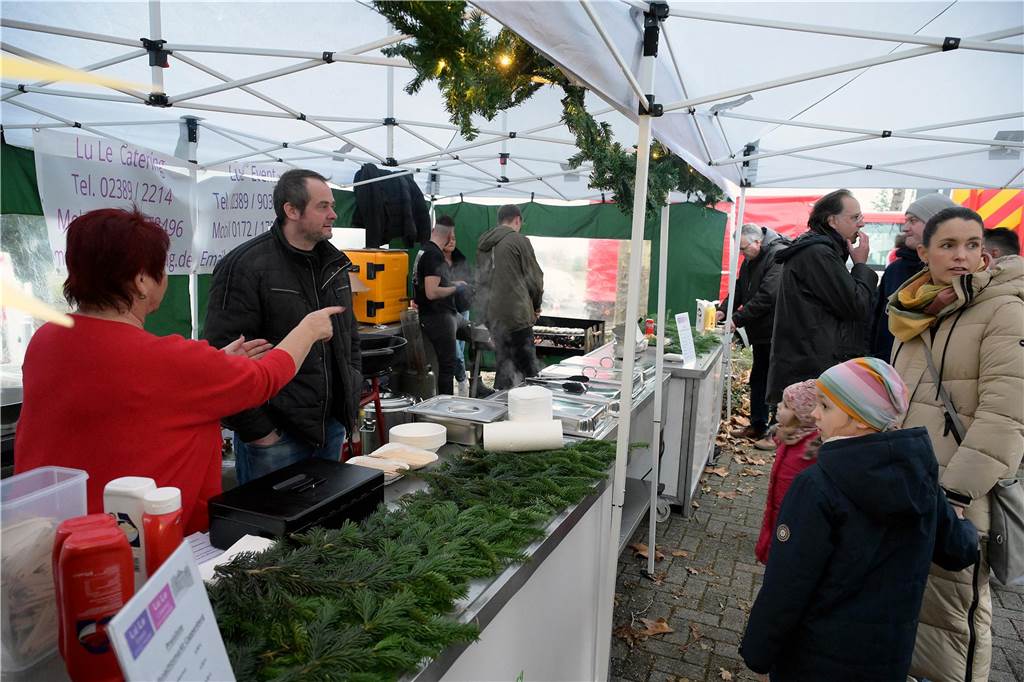 Es ist Cappenbergs einziger Weihnachtsmarkt in diesem Jahr, deshalb sollte er nicht ins Wasser fallen: Der Löschzug Cappenberg der Freiwilligen Feuerwehr hat sich am Samstag (9.12.) schnell auf den Regen eingestellt und einen wetterfesten Adventsmarkt auf die Beine gestellt. So konnten die Besucher die Stände, daas Tannenbaumwerfen und das Essen weitgehend trocken genießen.