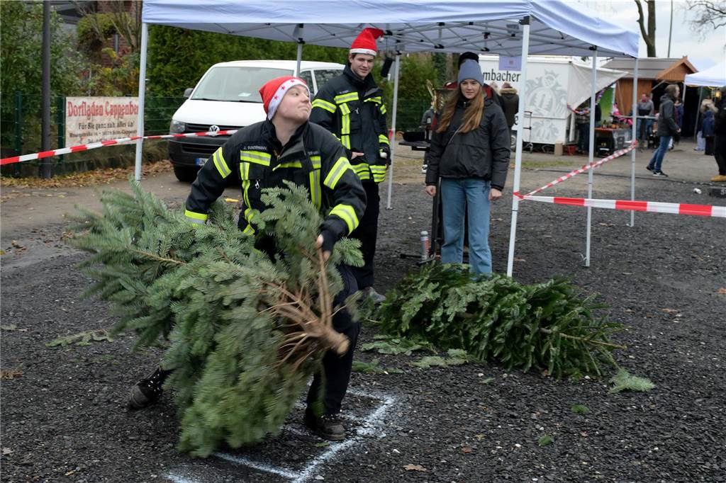 Es ist Cappenbergs einziger Weihnachtsmarkt in diesem Jahr, deshalb sollte er nicht ins Wasser fallen: Der Löschzug Cappenberg der Freiwilligen Feuerwehr hat sich am Samstag (9.12.) schnell auf den Regen eingestellt und einen wetterfesten Adventsmarkt auf die Beine gestellt. So konnten die Besucher die Stände, daas Tannenbaumwerfen und das Essen weitgehend trocken genießen.