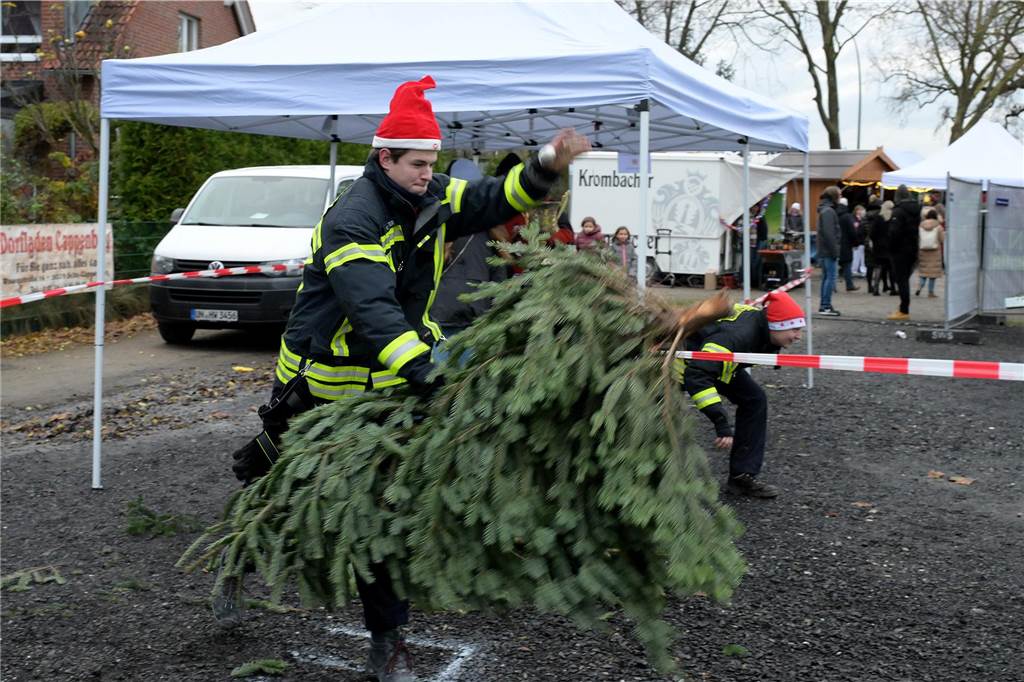Es ist Cappenbergs einziger Weihnachtsmarkt in diesem Jahr, deshalb sollte er nicht ins Wasser fallen: Der Löschzug Cappenberg der Freiwilligen Feuerwehr hat sich am Samstag (9.12.) schnell auf den Regen eingestellt und einen wetterfesten Adventsmarkt auf die Beine gestellt. So konnten die Besucher die Stände, daas Tannenbaumwerfen und das Essen weitgehend trocken genießen.