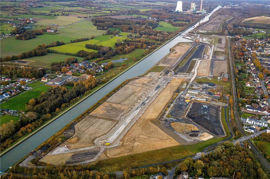 Die Wasserstadt Aden mit Blick Richtung Kraftwerk Heil.