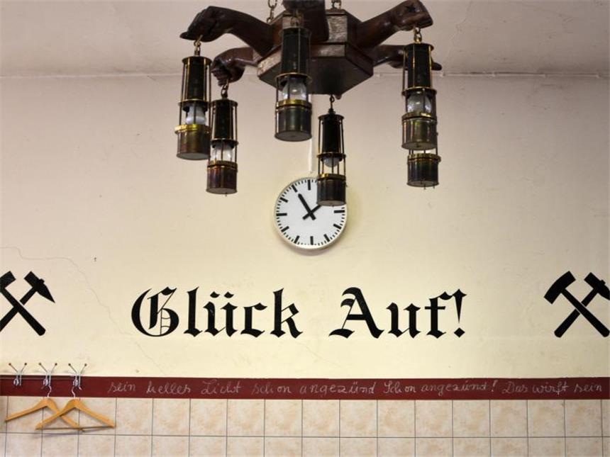 Unter Tage: Reise durch die Bergbau-Geschichte an der Saar Es ist der alte Spruch der Bergleute: «Glück Auf!» heißt es in der letzten offenen Bergwergskantine der Saarkohleregion, in der «Kaffeekisch Velsen». Foto: Jörg Fischer