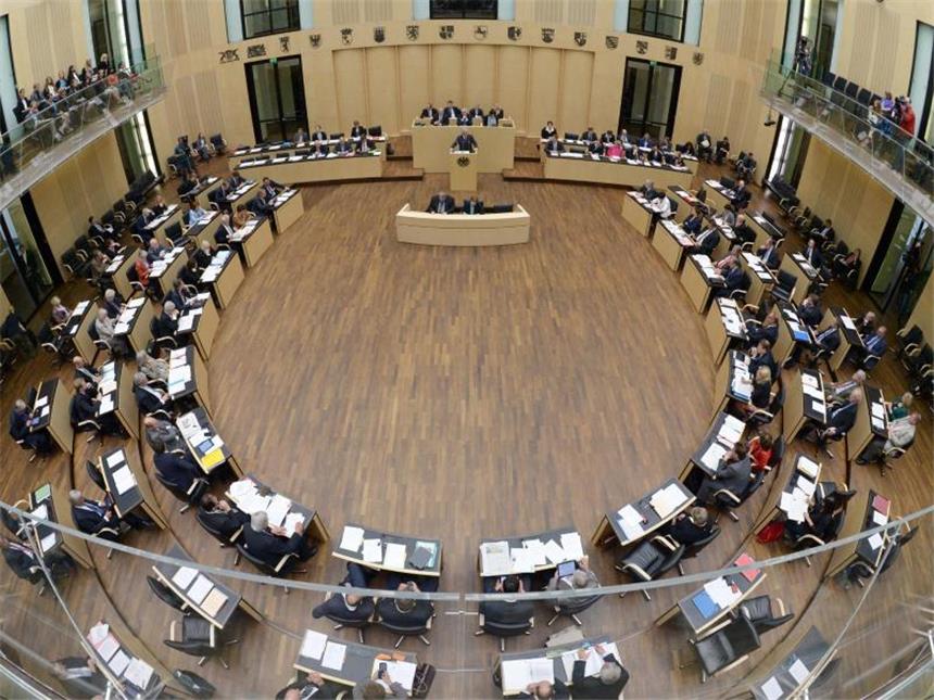 Rot-rot-grüne Machtdemonstration im Bundesrat Es ist die letzte Sitzung des Bundesrats vor der Bundestagswahl. Foto: Rainer Jensen