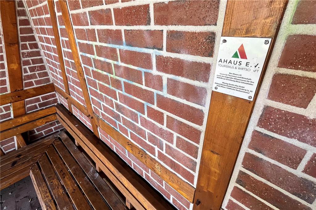 Ahaus e.V. ist stinksauer: Unbekannte beschädigen Pausenbank an der Aa Es ist ein ständiger Kampf gegen den Vandalismus: Auf den Wänden der Schutzhütte finden sich Spuren zigfacher Schmierereien.