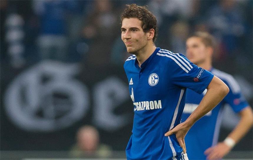 Weichenstellung: Schalke ohne die "drei Streifen"? "Es ist einfach schade, wenn man den Platz betritt und da Riesen-Löcher sieht." - Schalkes U21-Nationalspieler Leon Goretzka über die Rasenqualität in der Veltins Arena.