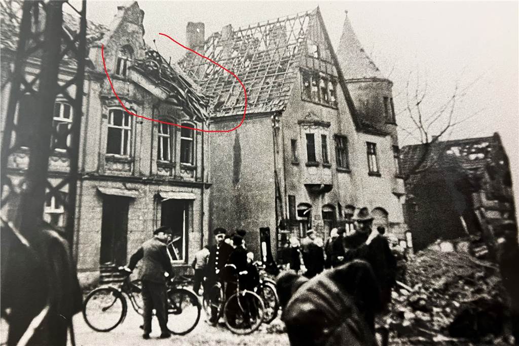 Alteingesessene Bäckerei Rabenschlag in Brechten macht dicht Es ist etwas schwer zu erkennen - aber dieses Bild aus dem November 1944 zeigt tatsächlich das Fahrgestell eines Straßenbahnwaggons, der nach einem Luftangriff in einem Hausdach festhängt