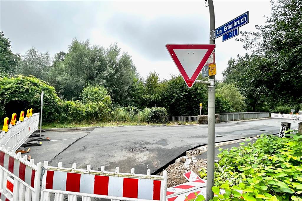 Wassermassen heben Fahrbahn an: Grotenbachstraße nach Unwetter gesperrt Am Erlenbruch, Dortmund-Hombruch