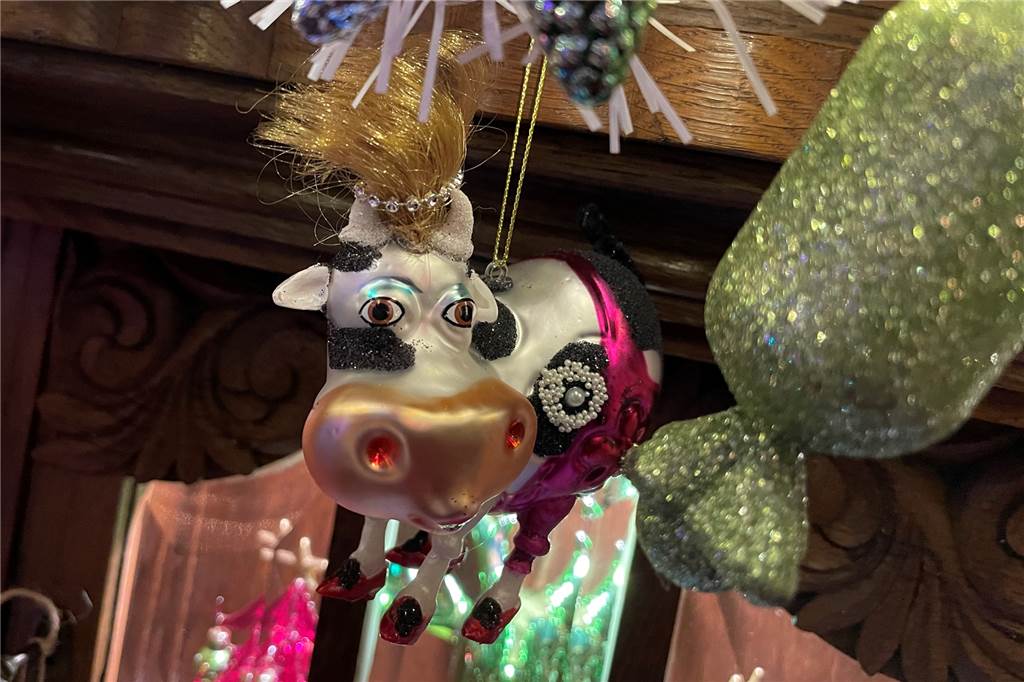 Weihnachtslichter trotz Energiekrise: Landhaus will "Lächeln ins Gesicht zaubern" Es ist nicht gerade klassischer Baumschmuck: Auch Kühe in Reizwäsche kann man in der Füchtelner Mühle entdecken.