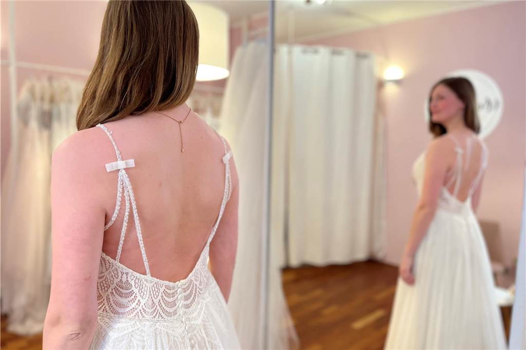 Nach Tüll-und-Tränen-Ausstrahlung: Sina (24) holt ihr Hochzeitskleid ab Hochzeitskleid im Brautsalon Weiße Liebe in Schwerte