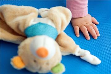 Es ist Spielzeugtag in der Kita. Was mitnehmen? Eltern können ihren Kindern helfen, sich zu entscheiden. Foto: Oliver Krato/dpa