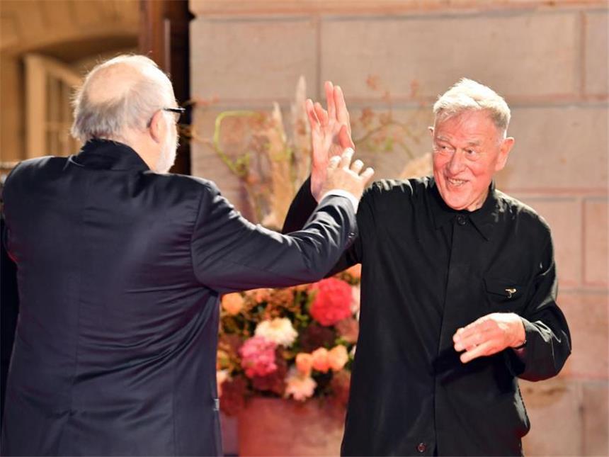 Neustart in Blattgold: Berliner Staatsoper wiedereröffnet Es ist vollbracht: Intendant Jürgen Flimm (l) und Theaterregisseur Claus Peymann klatschen sich ab. Foto: Bernd von Jutrczenka