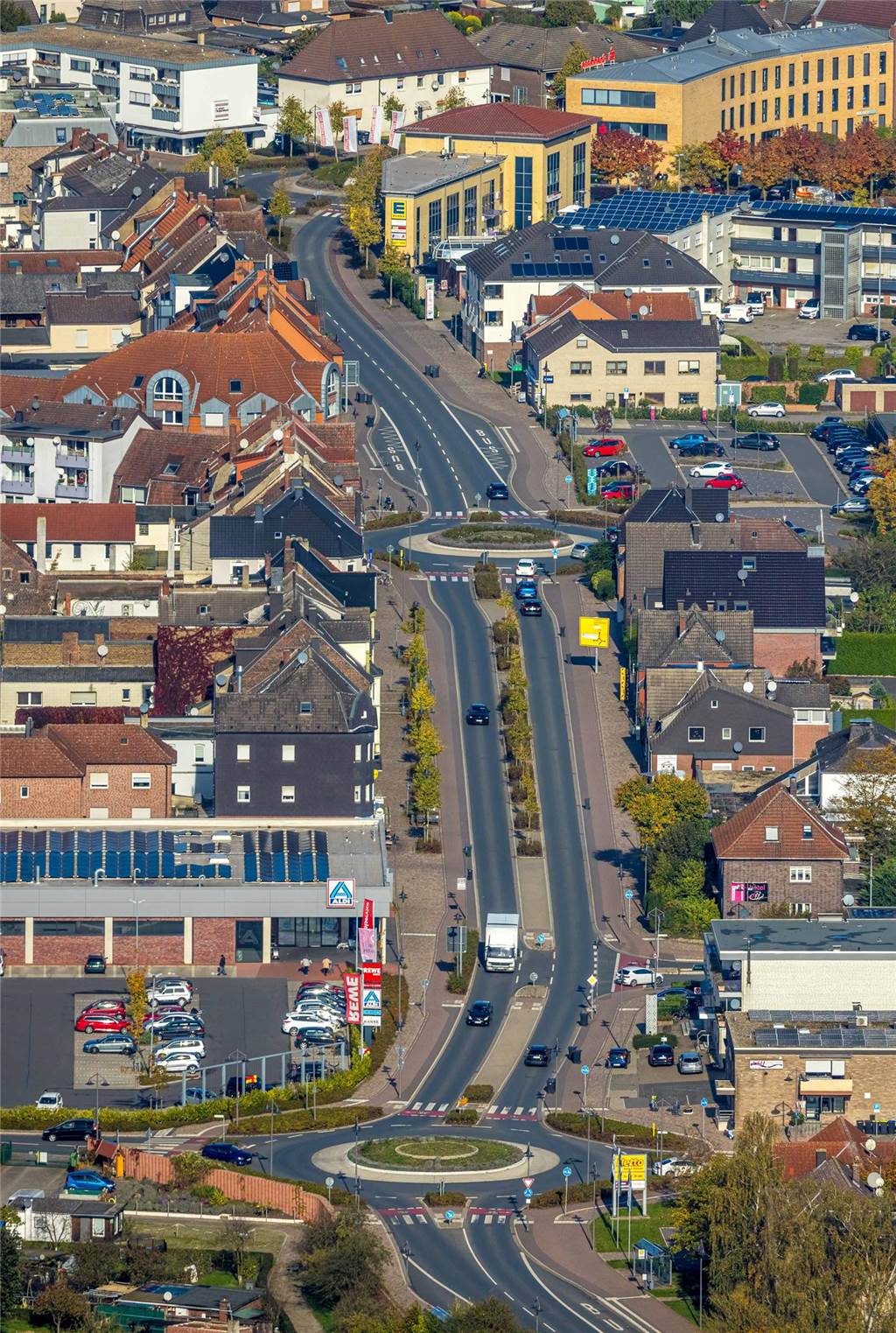 Es ist wohl das geplatzte Bauprojekt in diesem Jahr: der Abriss der Kreisstraßen-Häuser und der Neubau von Wohnungen und zwei Einzelhandelsgeschäften. Die Stadt hat im Herbst endgültig die Geduld verloren: Sie kündigte den Erbpachtvertrag mit dem niederländischen Investor Ten Brinke. Seitdem werden Gespräche mit neuen potenziellen Investoren geführt. Die Stadt hält bisher an den ursprünglichen Plänen für die Häuserzeile fest, die seit vielen Monaten zunehmend verfällt.