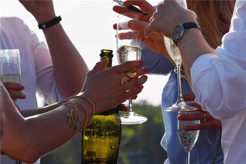 So erklären Eltern ihrem Kind einen Alkoholausrutscher Es kann Kinder verunsichern, ihre Eltern betrunken zu erleben. Daher sollten die Eltern mit ihnen darüber sprechen. Foto: Jens Kalaene/Symbolbild