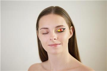 Es kann losgehen: Bereit fürs Deutschlandspiel mit einem Augen-Make-up in den Farben Schwarz-Rot-Gold. Foto: Klaus-Dietmar Gabbert/dpa-tmn