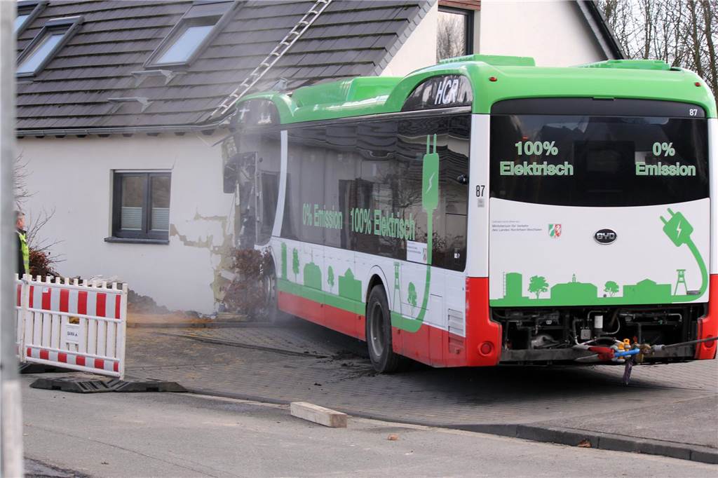 Es knackt und staubt einmal kurz auf, als der Bus aus der Hausecke herausgeschleppt wird.