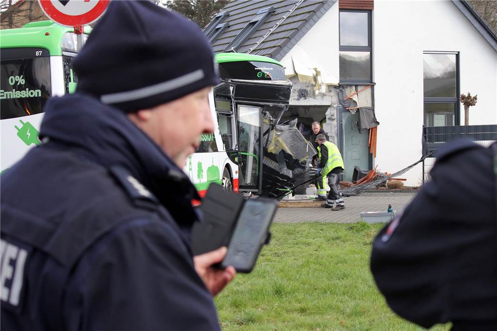 Es knackt und staubt einmal kurz auf, als der Bus aus der Hausecke herausgeschleppt wird.