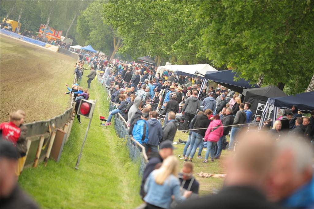 Grasbahnrennen in Lüdinghausen: Vatertagsfeier und Motorsport am Westfalenring Das Grasbahnrennen lockt viele Besucher an.