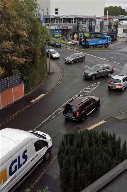 B54-Ausfahrt Hacheney: Bleibt sie oder verschwindet sie? Es kommt auch vor, dass Autos auf der Kreuzung zur Hacheneyer Straße wenden und wieder in Richtung B54 fahren.