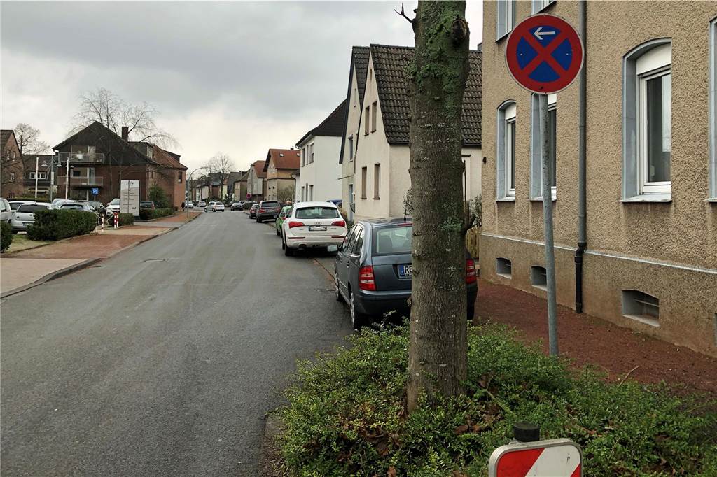 Nachbarn des Sixtus-Hospitals sind über zugeparkte Straßen verärgert Fahrzeuge im Parkverbot in der Nähe des Krankenhauses