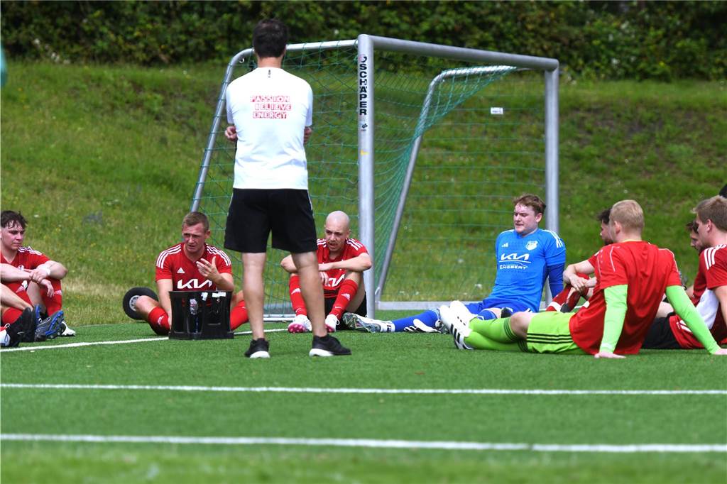 Erst Glanzparade, dann Rippenschmerzen Fußball, Cranger-Kirmes-Cup SV Sodingen, 1. Spieltag 14. Juli 2024, SV Vestia Disteln - Spvgg. Erkenschwick 2:1. Vestias Spielertrainer Daniel Koseler bei der Halbzeitanalyse.
