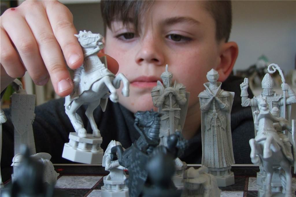 Magische Weihnachten – mit Ritualen und Ideen die Pandemie vergessen Es muss ja nicht gleich Schach sein. Eine Partie "Uno" macht auch Spaß.