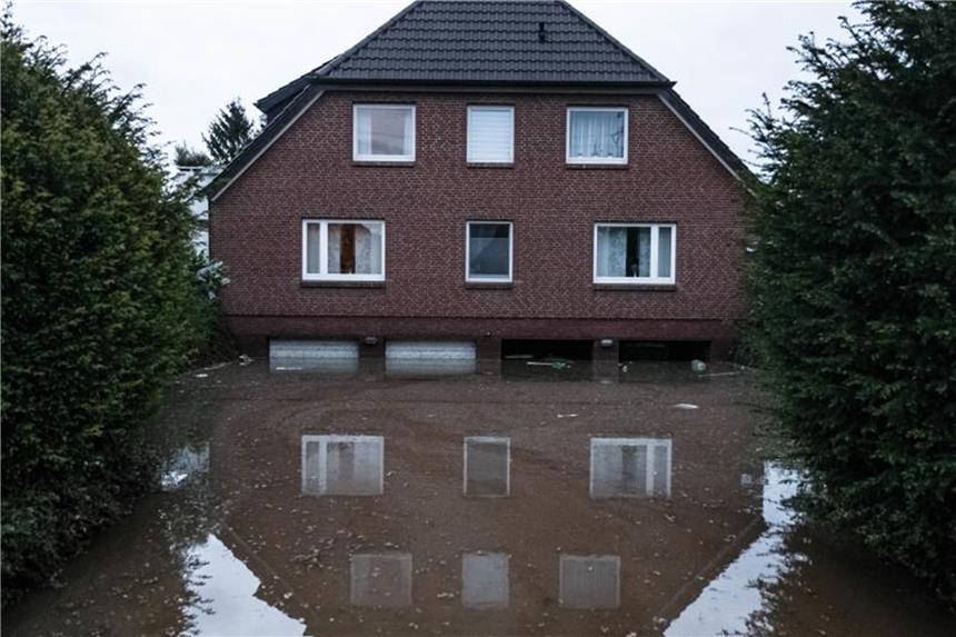 Es muss nicht ein Fluss die Ursache sein: Starkregen kann auch Gebiete fluten, die sonst kein Problem mit Hochwasser haben. Viele Häuser sind daher schlecht darauf vorbereitet. Foto: Markus Scholz