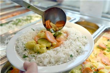 Es muss nicht immer Fleisch sein: Curry-Gemüse und Reis in einer Kantine in Gelsenkirchen. Foto: Caroline Seidel