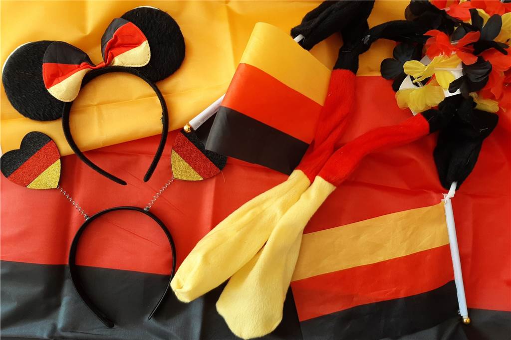 Es scheint ein Trend für die diesjährige EM zu sein: In diversen Geschäften finden sich Haarreifen und Haarbänder in verschiedenen Formen, mit Glitzer oder ohne Glitzer, im Blümchen-Stil und Co.