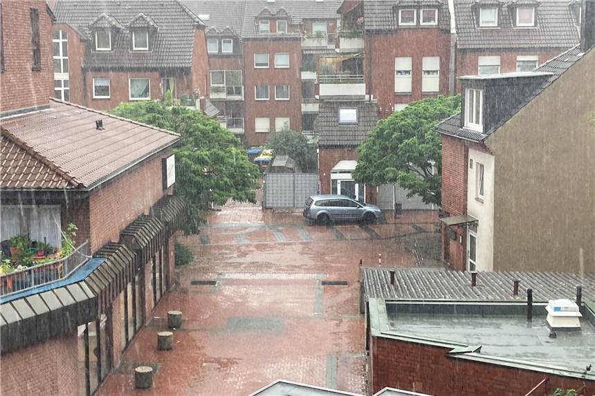 Starkregen hat Lünen im Griff: Bürger melden vollgelaufene Keller Es schüttet in Lünen. Keller laufen voll.
