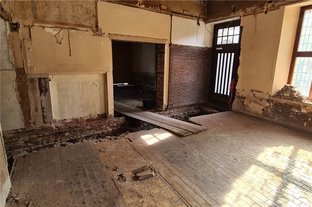 Mit Video: Warum die Pläne für die Burgschänke ganz neu gedacht werden Es sieht wüst aus in der alten Burgschänke, die auf dem Fundament des alten Burgturmes errichtet wurde.