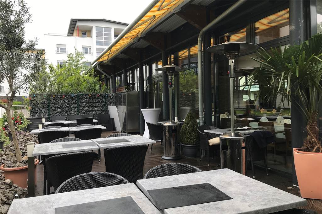 Außengastronomie im Pech: Wie Restaurants und Gäste dem Dauerregen trotzen Es sind nur wenige Tische, die unter dem Dachvorsprung Platz finden, aber für diese hat das "Café Panorama" am Stadtgarten auch bei Dauerregen offen.