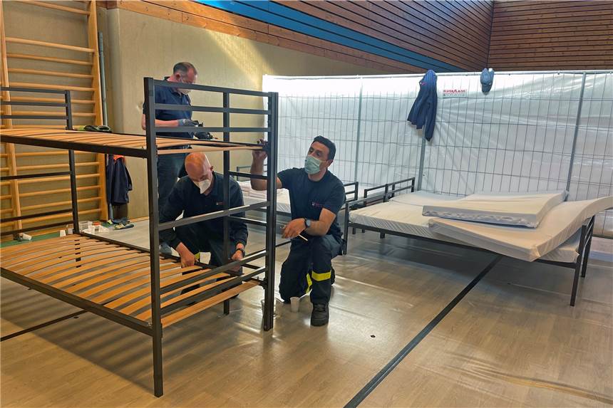Ukraine-Hilfe: Geflüchtete können per WhatsApp Alltagsfragen stellen Bettenaufbau durch die Feuerwehr in der Josefhalle, die Notunterkunft in Dorsten für ukrainische Flüchtlingen wird.