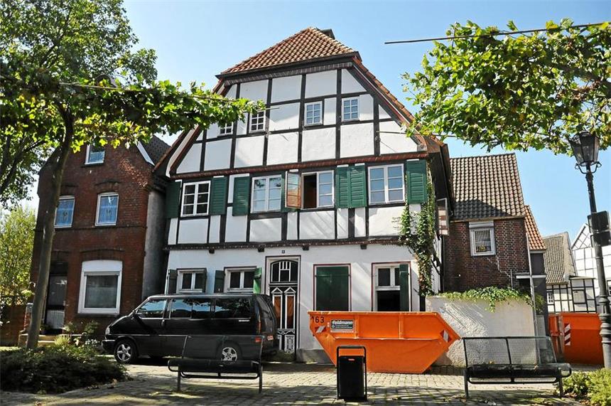 Großes Fachwerkhaus am Roggenmarkt wird saniert Es tut sich was im Roggenmarkt 8: Das große Fachwerkhaus wird saniert..