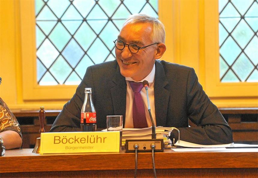 Geschenke und hitzige Diskussionen im Stadtrat Es war die letzte Ratssitzung nach 18 Jahren im Amt, die Bürgermeister Heinrich Böckelühr am Mittwoch leitete. Und als Abschiedsgruß gab es neben Präsenten auch noch einmal heftige Debatten bis spät in den Abend.