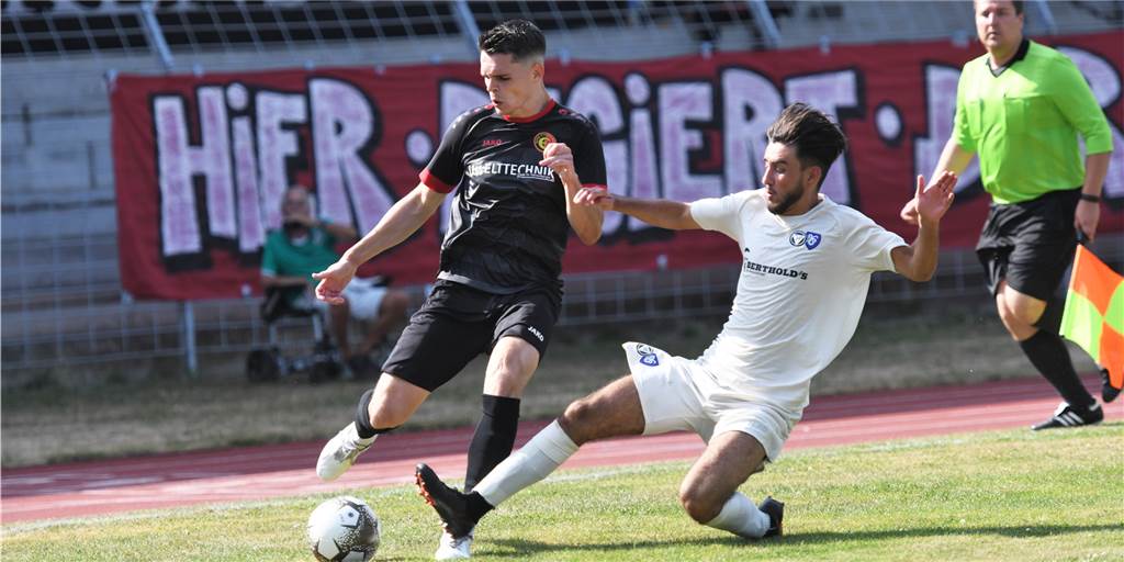 Spvgg. Erkenschwick - TuS Haltern: Die besten Bilder vom Westfalenliga-Derby Es war ein umkämpftes Derby: Halterns Niyazi Baysan fährt Niklas Laudahn in die Parade.